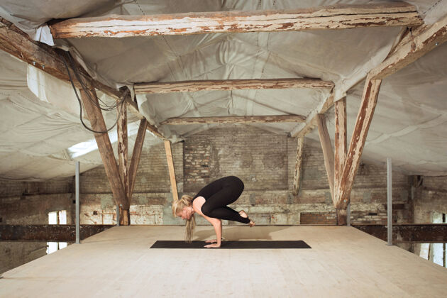 瑜伽寻找一个年轻的女运动员在废弃的建筑上练习瑜伽心理和身体健康平衡健康的生活方式 运动 活动 减肥 集中的概念户外注意力年轻