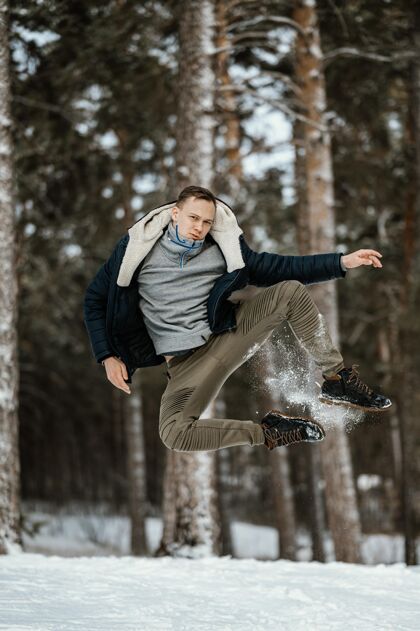 冬天冬季在大自然中跳跃的人的正面视图人户外雪