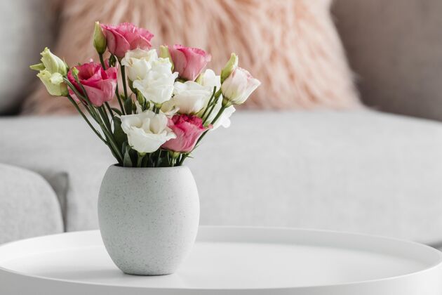 开花一束玫瑰花放在一个有复制空间的花瓶里美丽花束花卉