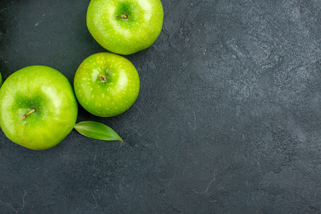 史密斯奶奶俯瞰绿色苹果在黑暗的表面与自由的地方青苹果吃苹果新鲜