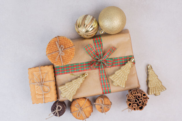饼干圣诞盒子里有饼干 华夫饼和肉桂条金色圣诞盒食物