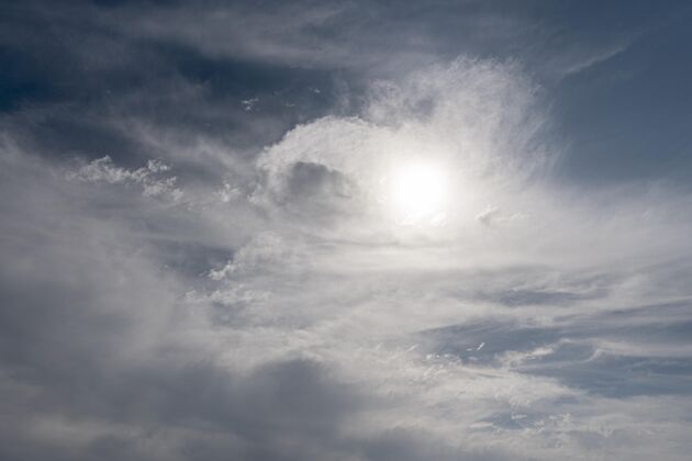 天空蓬松的云在有太阳的风的天空风自由夏天