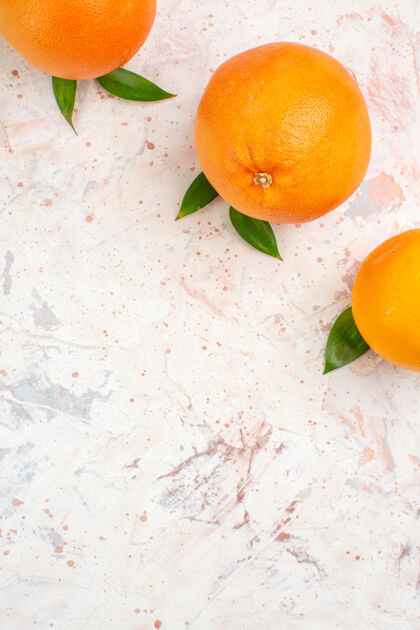 多汁顶视图新鲜橙子在明亮的孤立表面与复制空间柑橘光明顶部