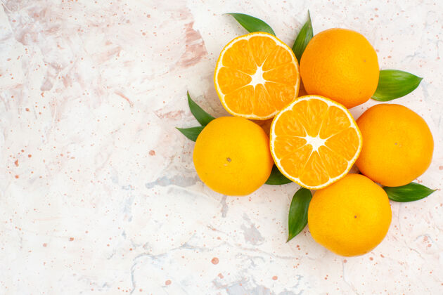 柑橘顶视图新鲜的柑桔在明亮的隔离表面与自由的地方顶部柠檬果汁