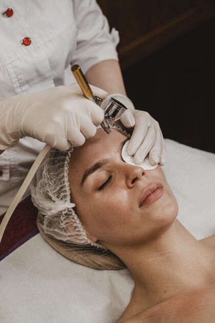 皮肤护理美丽的女人在健康中心接受整容治疗美容女性化妆品