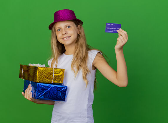 聚会戴着节日帽子拿着礼品盒的漂亮小女孩礼物卡片站