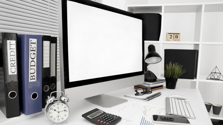 工作带电脑屏幕和台灯的办公空间水平办公桌办公室