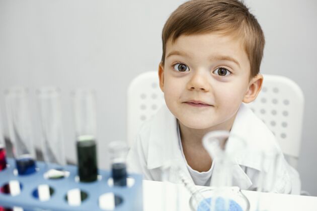 实验室外套可爱的年轻科学家拿着试管做实验实验室学习孩子