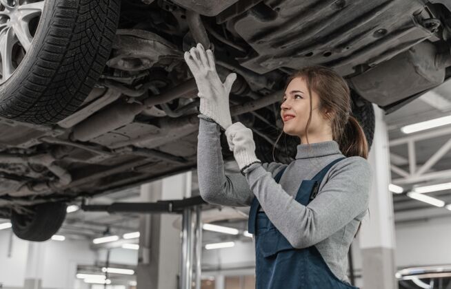 女性在汽车服务公司工作的女人工程师专业权力