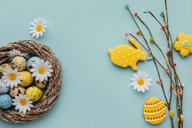 兔子复活节彩蛋的顶视图 篮子里有洋甘菊花五颜六色水平复活节