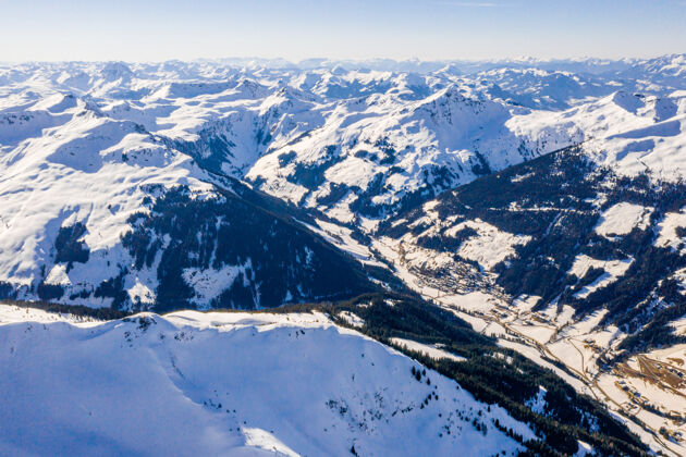 户外阿尔卑斯山上的一个滑雪胜地和一个村庄的美丽鸟瞰图雪环境高峰