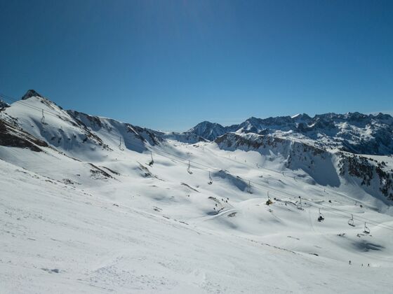 自然完美的一天春天滑雪斜坡娱乐户外