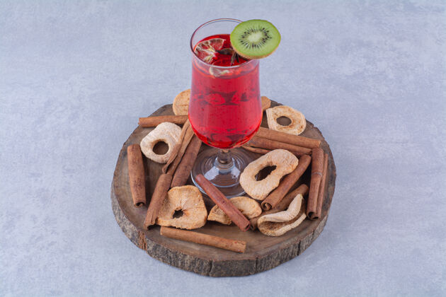 好吃的干果 肉桂棒和樱桃汁放在木板上 放在大理石桌上干的肉桂棒子水果