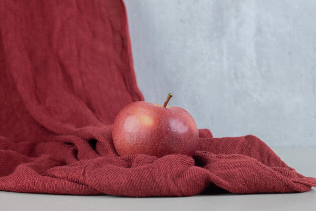有机在一块布上放一个新鲜的红苹果果汁节食提神