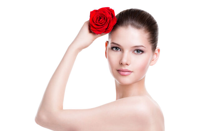 护理一个美丽的女人的美丽的脸与红玫瑰-隔离在白色的肖像女性黑发脸