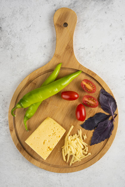 乳制品新鲜蔬菜和奶酪放在木板上胡椒顶视图板