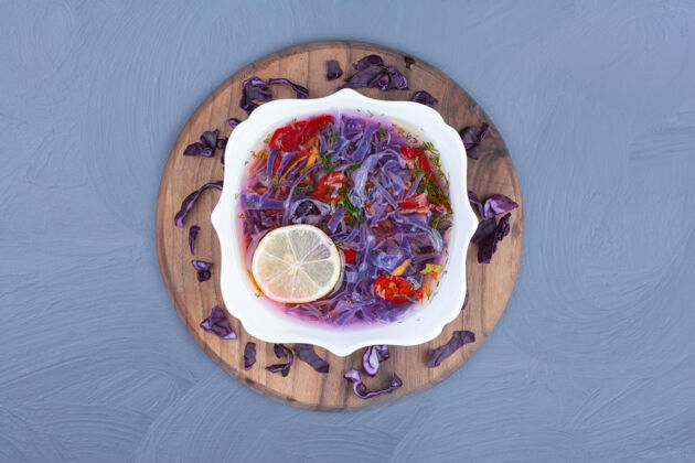 晚餐紫菜汤放在木盘上的白碗里餐厅肉末厨房