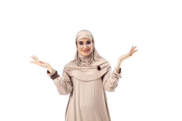 宗教粉彩美丽的阿拉伯女人摆出时尚的头巾孤立时尚 美丽 风格的概念女性模特与时尚的化妆 美甲和配件围巾化妆面部