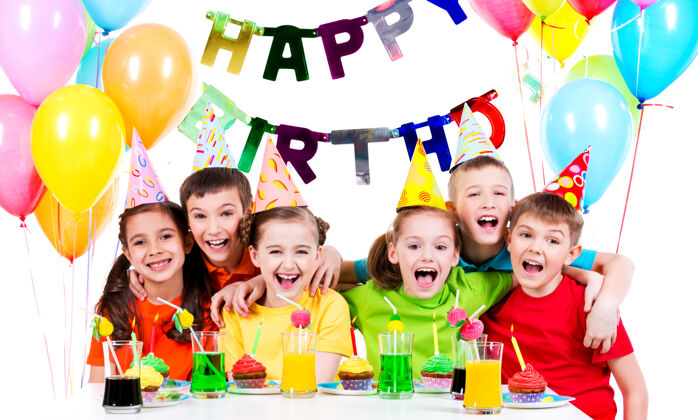 庆祝一群欢笑的孩子在生日聚会上玩得很开心-被隔离在白色的地板上衬衫坐着庆祝