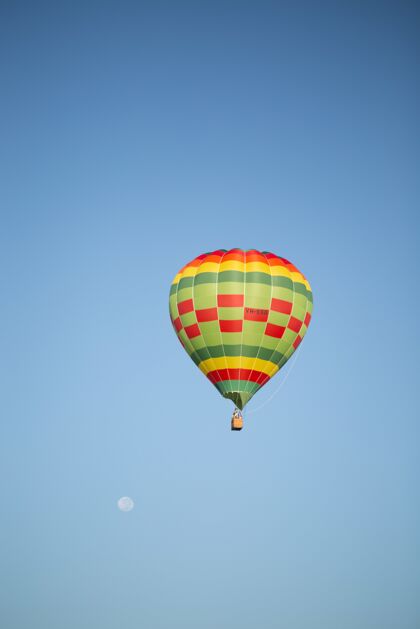 云美丽的垂直图片热气球在干净的蓝天火热高