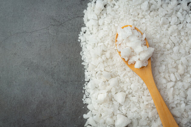 意识把盐放在地板上的木勺里建议调味品指导