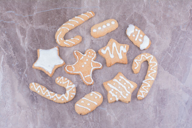 圣诞节棒 星星和椭圆形姜饼饼干上的大理石面粉香草面包房