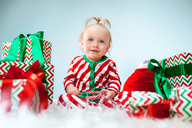 庆祝可爱的女婴1岁左右的圣诞老人帽子摆姿势生活方式可爱帽子