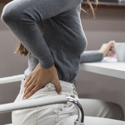 保护在家工作时腰酸背痛的女人工作室内压力