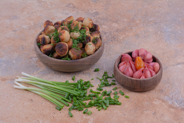 传统用香草和腌制食品炸成的金卡馅料木制炖餐具