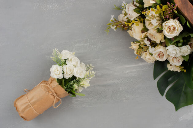 自然美丽的白玫瑰在木箱上 花束在灰色的表面上顶部视图花束开花