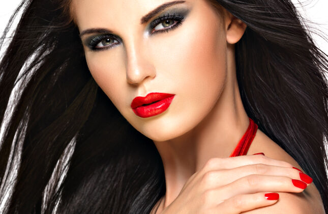 回音特写一个美丽的黑发女人的脸与红指甲和嘴唇-孤立的白色背景脸红肖像