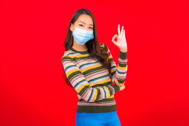 日冕肖像美丽的亚洲年轻女子戴着面具保护covid19防护疾病健康