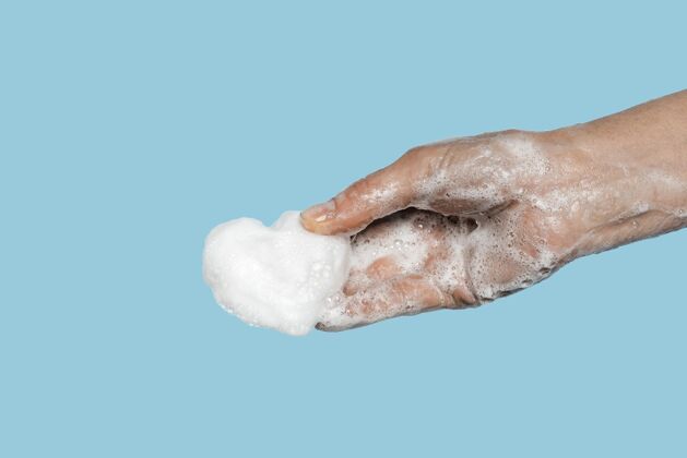 清洗用白色肥皂洗手的人个人预防护理