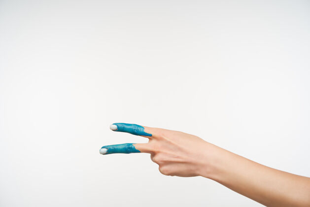 数字优雅女士手的侧视图 蓝色 在白色上摆姿势时用两个手指做出和平手势手势和手势概念站立手指表情