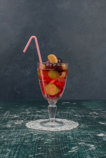 水果一杯混合果汁放在大理石桌上饮料柠檬水葡萄