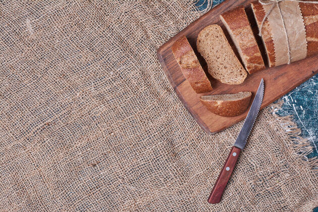 面包房黑面包片放在木板上零食熟食美味