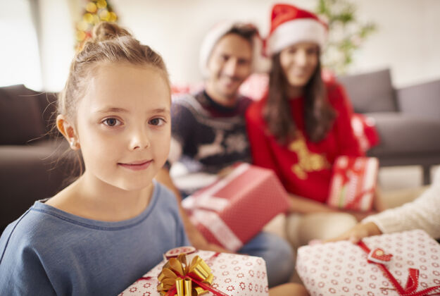 装饰品圣诞节小女孩和家人的画像圣诞装饰舒适沙发