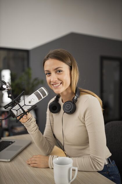 播客笑脸女人做收音机广播传输媒体