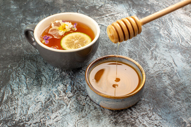 美味一杯柠檬蜂蜜茶的特写镜头健康菜汤匙
