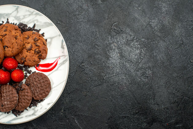 午餐顶视图美味巧克力饼干茶内盘子早餐饼干巧克力