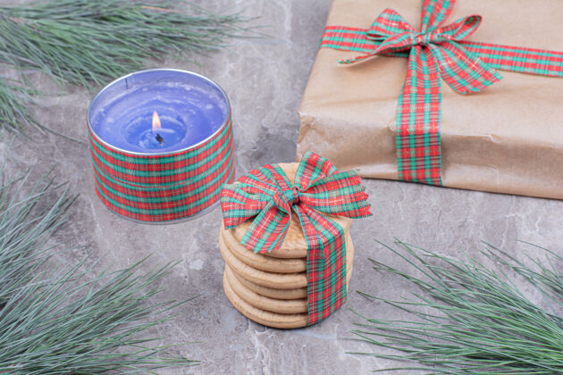 厨师用蓝色蜡烛和礼品盒包装的饼干零食地壳糕点