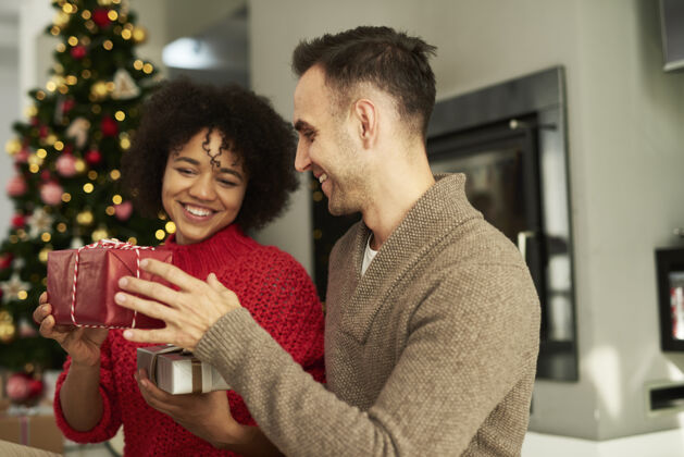 礼物快乐的夫妇分享圣诞礼物季节十二月节日