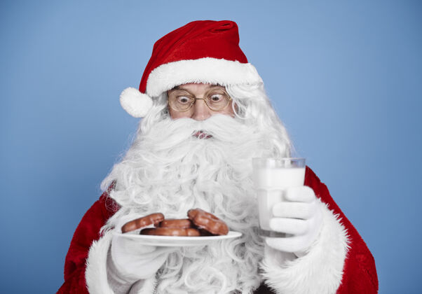 服装牛奶和饼干让圣诞老人大吃一惊盘子低头老年人