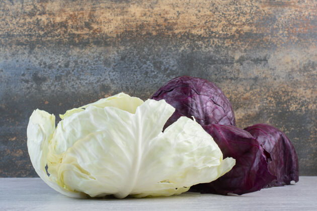 天然石桌上放着新鲜的紫白卷心菜高质量的照片有机新鲜蔬菜