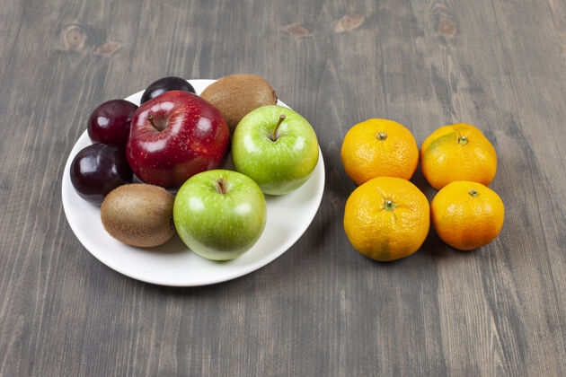 美味美味的各种水果放在木桌上高质量的照片新鲜吃柑橘