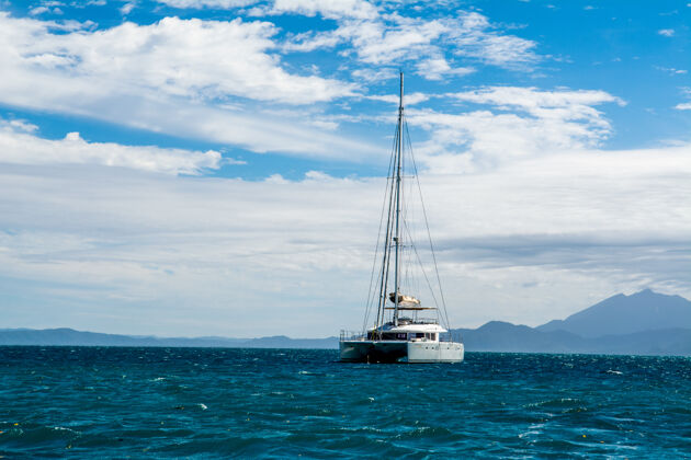 云蓝色海面上游艇的迷人景色 背景是白云风景明亮风景