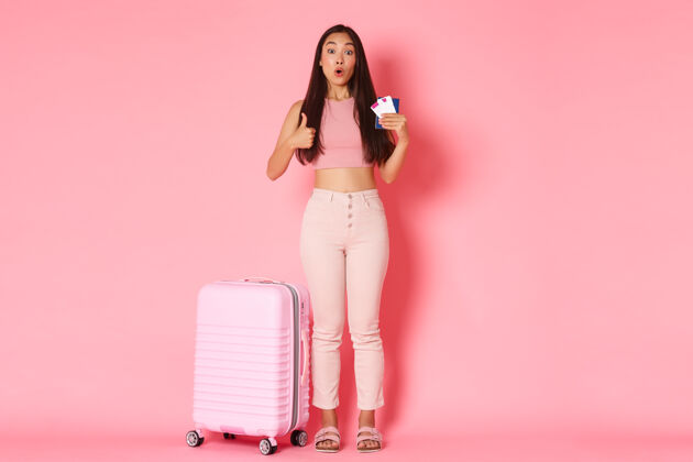 亚洲带着手提箱的年轻女子全长旅行旅行社