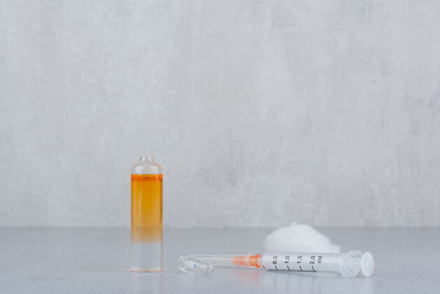 药品安瓿 棉花片和注射器在大理石背景上临床药品针头