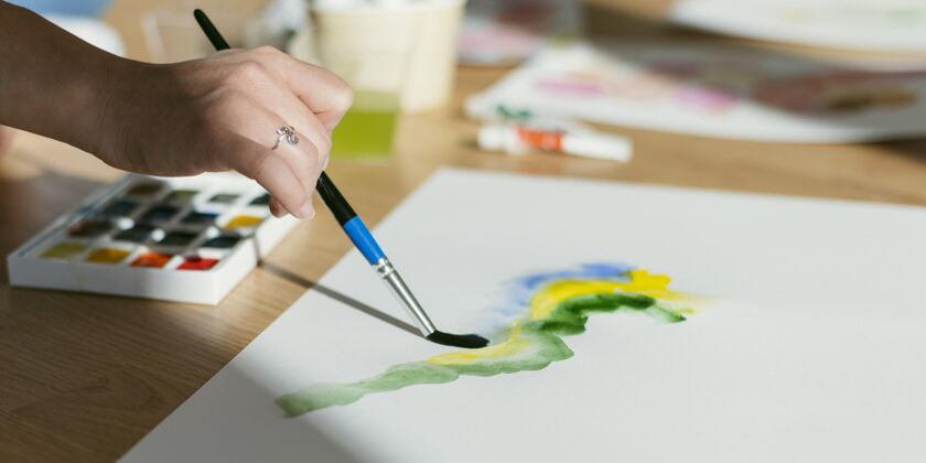 家特写画笔和水彩画绘画色彩调色板
