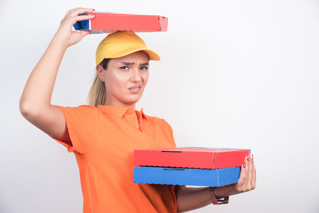送货送披萨的女人把披萨盒放在她头上 背景是白色的饭快无聊